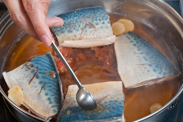 鍋にAの調味料を煮立たせ、1のサバ、ちぎった梅干し、薄切りにしたショウガを加えて、弱めの中火で煮汁を掛けながら5～7分程煮る。