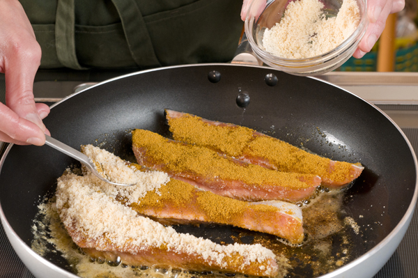 片面を焼いているうちに、上になっている面に同量のカレー粉と粉チーズを振り、下面がこんがりと焼けたら裏返して全体に火が通るまで焼いたら器に盛る。