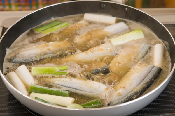 鍋に水と昆布茶を入れて沸かし、２を溶かしたらしょうゆで味を調え、１のサンマと長ネギを並べ入れアルミホイルで落し蓋をし、全体に火が通るまで煮て、器に盛る。