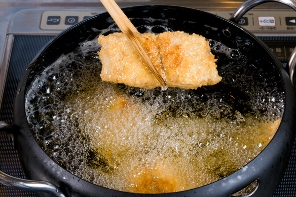 1のサワラの水気を取って、小麦粉、卵、パン粉の順につけ、180℃の油で2～3分こんがりと色づくまで揚げる。器に盛り、2のタルタルソースを添える。