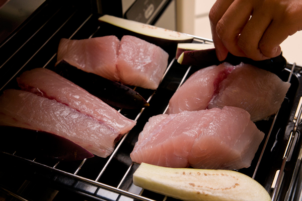 なすとピーマンは太めのせん切りにする。魚焼きグリルにサワラ、なすを並べて7分ほど焼く。Ａを混ぜあわせてごま味噌をを作る。