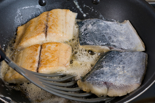 フライパンにバターを入れて熱し、1のサワラを強めの中火で焼いて両面に焼き色をつけ、中火にして中まで火を通す。