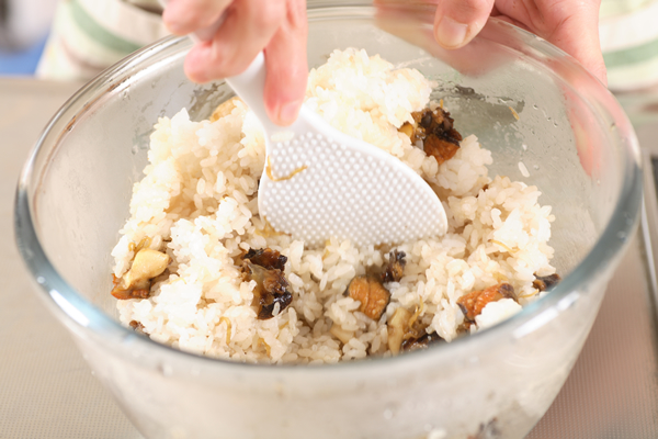 温かいご飯に2の汁気を軽く切りながら加えてサックリと混ぜ、昆布茶で味を整えて器に盛り、貝割れ菜を添える。