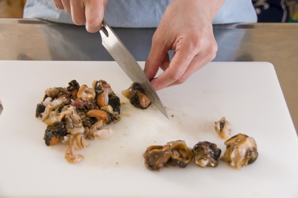 さざえは身を取り出して流水でサッと洗ってから、肝を取り除いて 食べやすい大きさに切る。