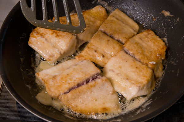 にんにくはスライスしておく。フライパンにバター、にんにくを入れ、弱火で香りを出す。①の魚の両面に焼き色を付けてから、中まで火を通す。