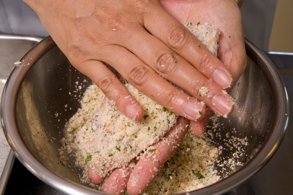 粉チーズ、みじん切りにしたパセリを混ぜたパン粉を①につける。たまねぎ、ピクルス、固ゆでにしたゆで卵、パセリはそれぞれみじん切りにする。マヨネーズ、塩と混ぜ合わせ、タルタルソースを作る。