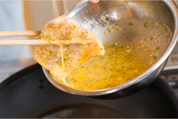 ①を溶き卵、粉チーズ、みじん切りにしたパセリを混ぜた液に両面つけて、サラダ油を熱したフライパンで焼く。