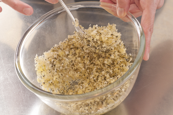 パン粉をボウルに入れ、乾燥バジルとにんにくのみじん切りをよく混ぜ合わせ、オリーブオイルを加えて混ぜる。