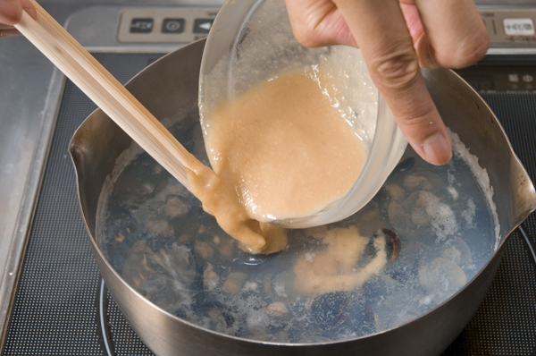 沸騰して口が開いたら、味噌、白ネギを入れて火を消す。仕上げにコショウを加える。