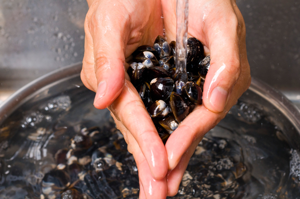 シジミは砂抜きして、殻同士をこすり合わせて流水でよく洗い、水気を切る。 ショウガはみじん切り、長ネギは粗みじん切り、ミニトマトはヘタを取り除いて縦四つ割り、貝割菜は根本を切り落として長さを半分に切る。さらに春雨は熱湯に浸して戻し、食べやすく切る。