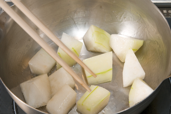 冬瓜は皮を剥いて乱切り、しいたけはせん切り、いんげんは0.7cmくらいの長さに切っておく。鍋にごま油を熱し、冬瓜を軽く炒める。①のシジミ、スープ、しいたけ、いんげんを入れて加熱する。
