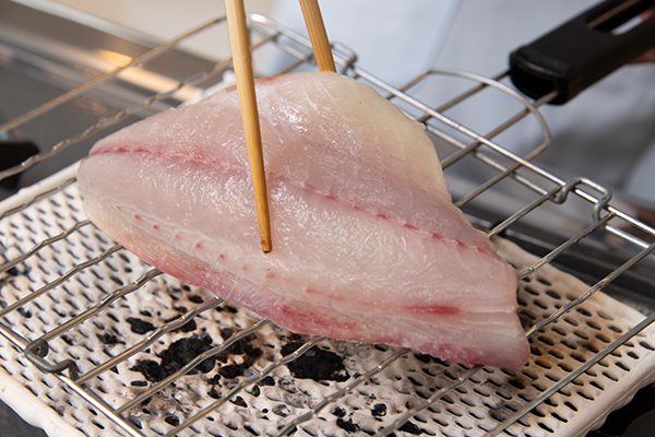 シマアジに串を刺して、皮目をさっと焼く。すぐに氷水につけて冷まし、水気をふき取る。適当に切る。