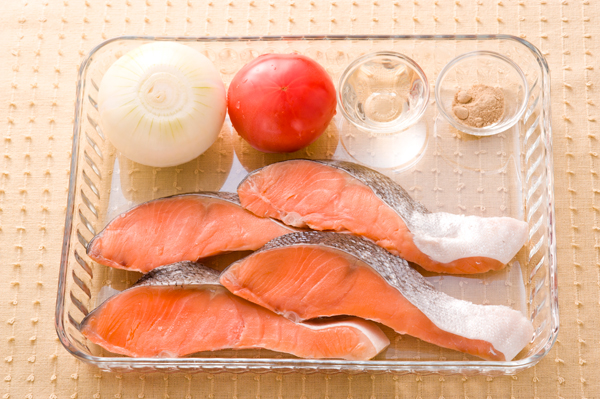 塩鮭と玉ねぎ、トマトの重ね蒸し