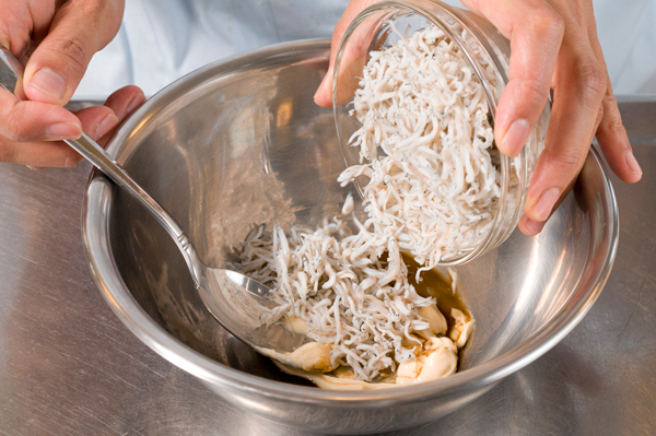 しらすとAの調味料をよく混ぜ合わせる。とろけるチーズは1枚を4等分に切っておく。