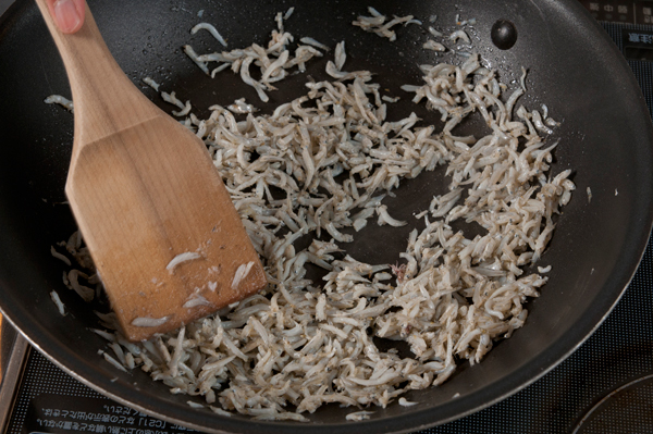 フライパンにごま油を熱し、しらすを軽く炒める。ハムはいちょう切り、レタスは3cm角に切っておく。