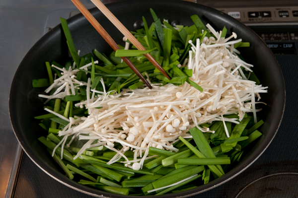 鍋にごま油を熱して、①のにらとえのきをさっと炒める。