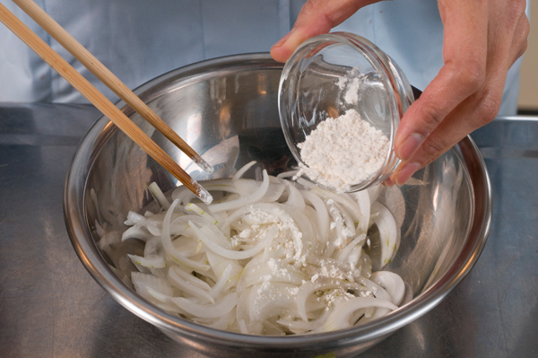 玉ねぎはスライスし、軽く小麦粉をまぶしておく。三つ葉は3cmぐらいに切る。