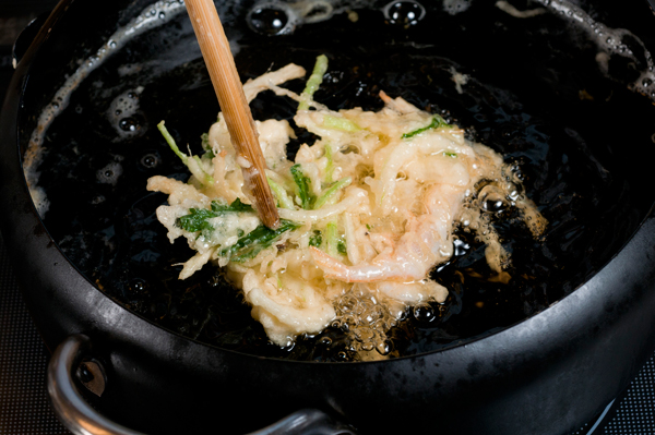 Aの材料を混ぜて衣を作り、水気を切った1の白エビ、2の玉ねぎ、三つ葉を入れて混ぜ合わせる。玉じゃくしですくって形を整え、170度程度に熱した油で5分程揚げ、器に盛る。