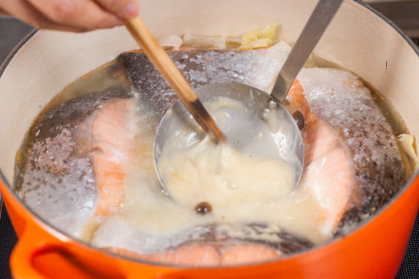 あくがでてきたら取り除き、酒を入れて、白味噌を加減しながら加える。お好みでバターを乗せて仕上げる。