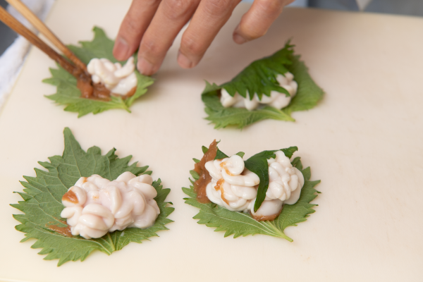 しその葉に梅肉を薄く塗って、白子をのせる。焼きのりにワサビを薄く塗って、白子をのせる。てんぷら粉をつけて180℃で揚げる。