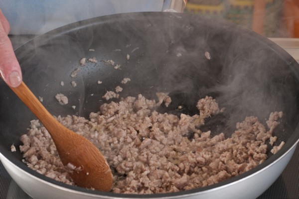 フライパンにゴマ油を熱して鶏ひき肉とおろししょうがを炒め、そぼろ状になったら1のワカメを加えて酒を振り、炒め合わせる。