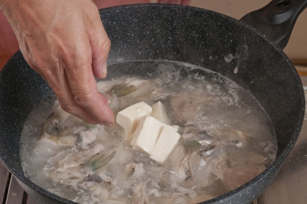 1に豆腐を入れ、さらに煮る。