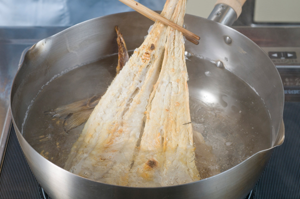 すきみたらは両面を軽く焼き、水を入れた鍋に入れて茹で、沸騰したら茹で汁を捨てる。これを3～5回繰り返し茹でこぼす。塩抜きが出来たらザルに上げておく。じゃがいもは茹でて、熱いうちに潰しておく。