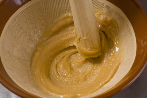 すり鉢で砂糖をよく潰し、そこに白味噌と酢を加え酢味噌を作り、器に1のワカメとタコを盛って、最後に酢味噌を添える。