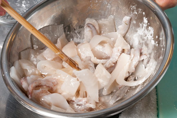 切ったものをAの調味料に漬け込み、片栗粉を振り込んでおく。