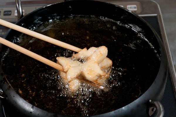 Ａの衣の材料を混ぜ合わせ、1のスズキの身のほうにだけ衣を付けて油で揚げる。