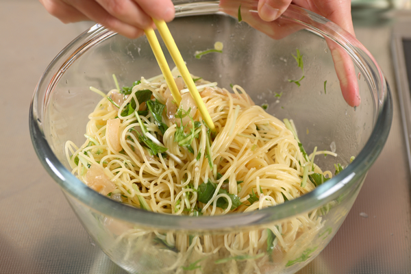 パスタをザルに上げて氷水で手早く冷やし、水気を切って、更にペーパータオルで水分を拭いて、2のボウルに加えて良く和える。昆布茶適宜で味を整えて器に盛る。