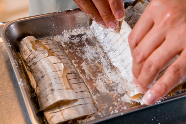 ①の水気を軽く拭き取り、小麦粉をまぶす。フライパンに油を熱して両面を焼き、一旦皿に取り出す。