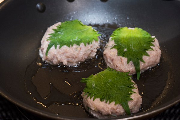 4等分にして丸め、しその葉を巻き付ける。油を熱したフライパンで蓋をして両面焼く。