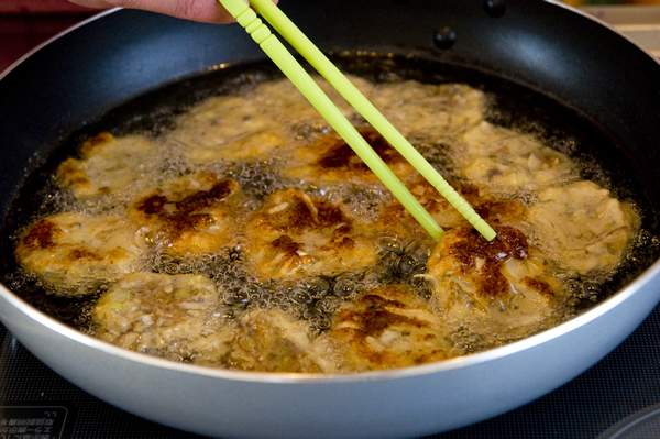 2を中温に熱した揚げ油で揚げ、油を良く切って器に盛る。好みで大根おろしやレモンを添える。