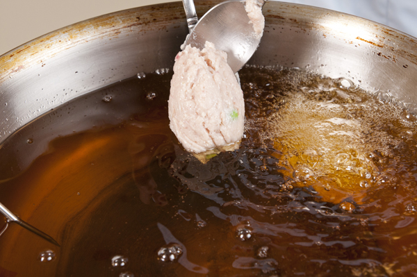 ②に枝豆を入れ、スプーンですくって160度熱した油で揚げる。さつま揚げが浮き上がってきて色よく揚がり、泡が落ち着いてきたら油からあげる。