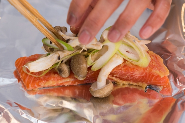 ホイルに油を塗って、②の魚、味噌だれを絡めた白ネギ、しめじをのせて包む。フライパンにのせ、蓋をしめて中火で15分ほど焼く。