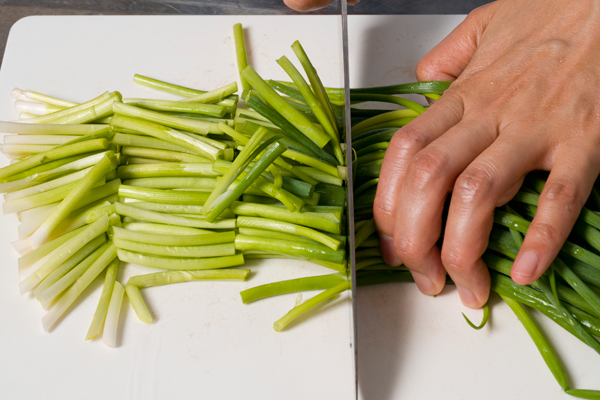 Aの材料を混ぜ合わせ、からし酢味噌を作る。青ネギは2cm位に切ってさっと茹で、ザルにあげておく。