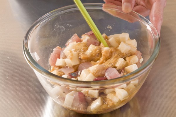 1と2、なめたけをボウルに入れて良く和え、しょうゆで味を整えてから器に盛り、万能ネギの小口切りを散らす。