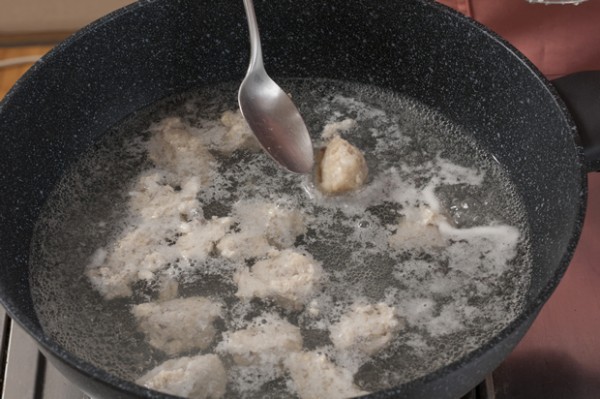 鍋に昆布と水を入れて中火にかけ、沸騰直前に昆布を取り出し、沸騰したら、2を一口大にちぎり落とす。アクを取りながら中火で5～6分煮て、味噌を加え味を調える。出来上がったら椀に盛り、刻んだねぎを散らす。