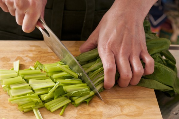 小松菜は根本を切り落として長さ3㎝程度のザク切り、ショウガは千切り、長ネギは粗みじん切りにする。