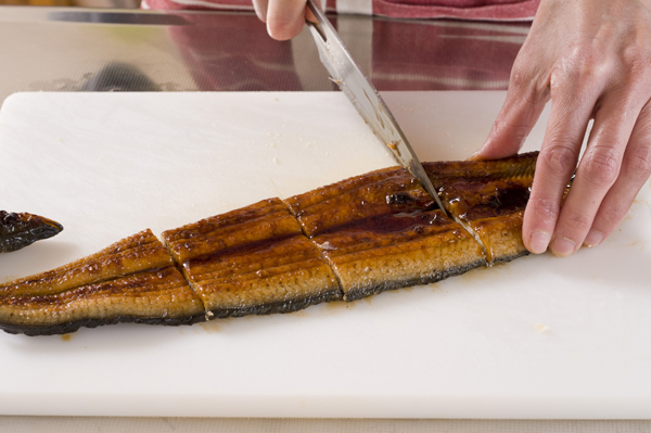 うなぎ蒲焼きは4等分に切る。