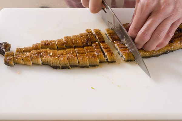 うなぎ蒲焼きは幅1cm程度の細切りにする。