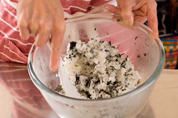 温かいご飯に粉ワカメを混ぜ合わせ、器に盛る。