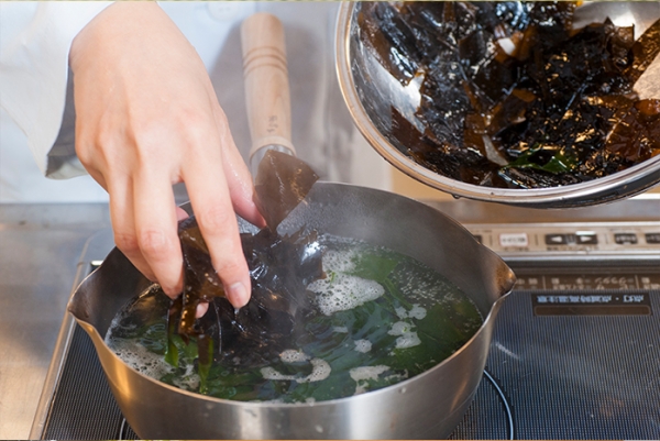 ①を熱湯にサッとくぐらせ、流水で冷やして水気をよく切る。