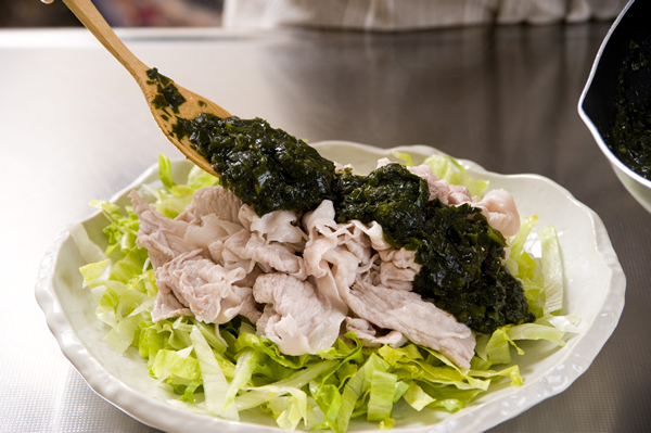 器にレタスを敷いて豚肉を乗せ盛り、2のソースを回し掛ける。