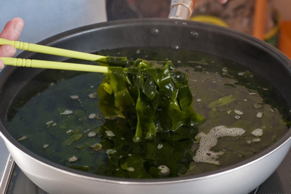 ワカメを熱湯にサッとくぐらせ、流水で冷やして水気をよく切る。