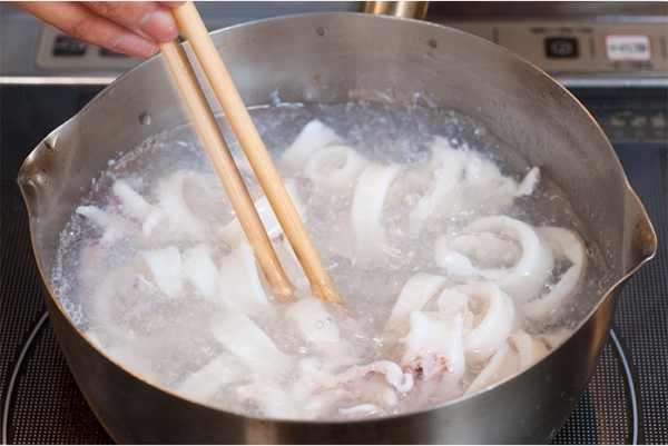 ➀を沸騰したお湯でさっとゆでる。ざるに上げ、粗熱を取っておく。