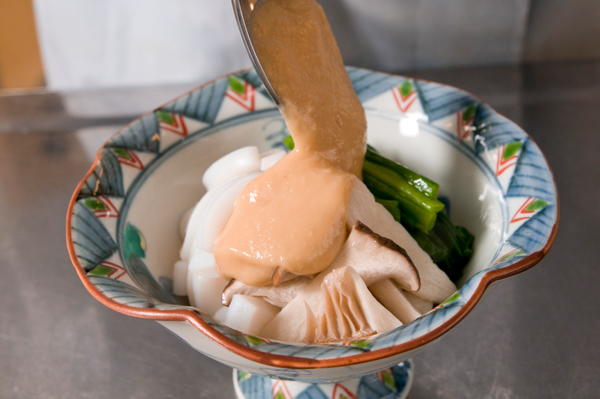 酢味噌の材料を混ぜ合わせておく。①と②を皿に盛り付け、酢味噌を上からかける。