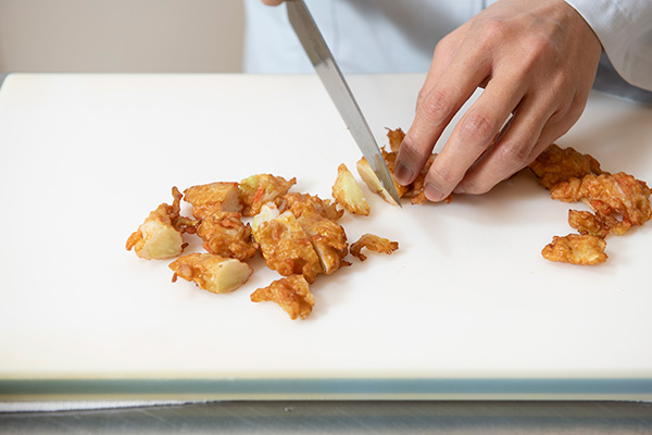 野菜揚げは、粗いさいの目に切る。