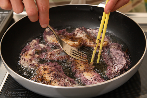 両面をカリッと揚げ焼きにして器に盛る。好みでしょうゆを付けて頂く。